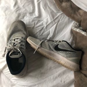 Nike free run size 8 gray and white